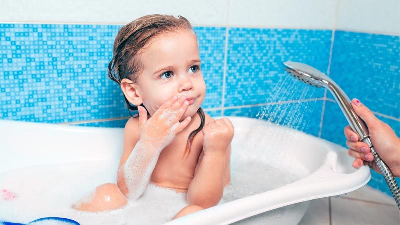 je kind wassen met intieme hygiëne producten